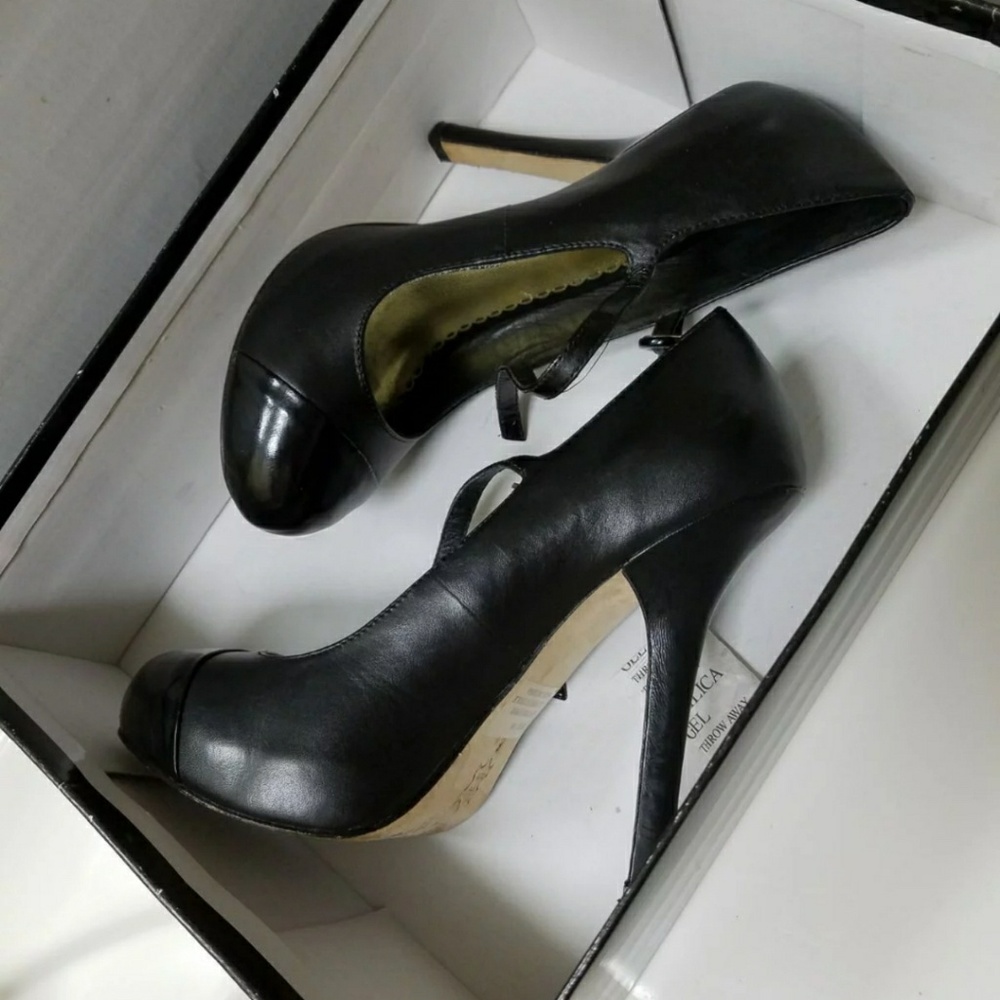 Bebe heels size 6